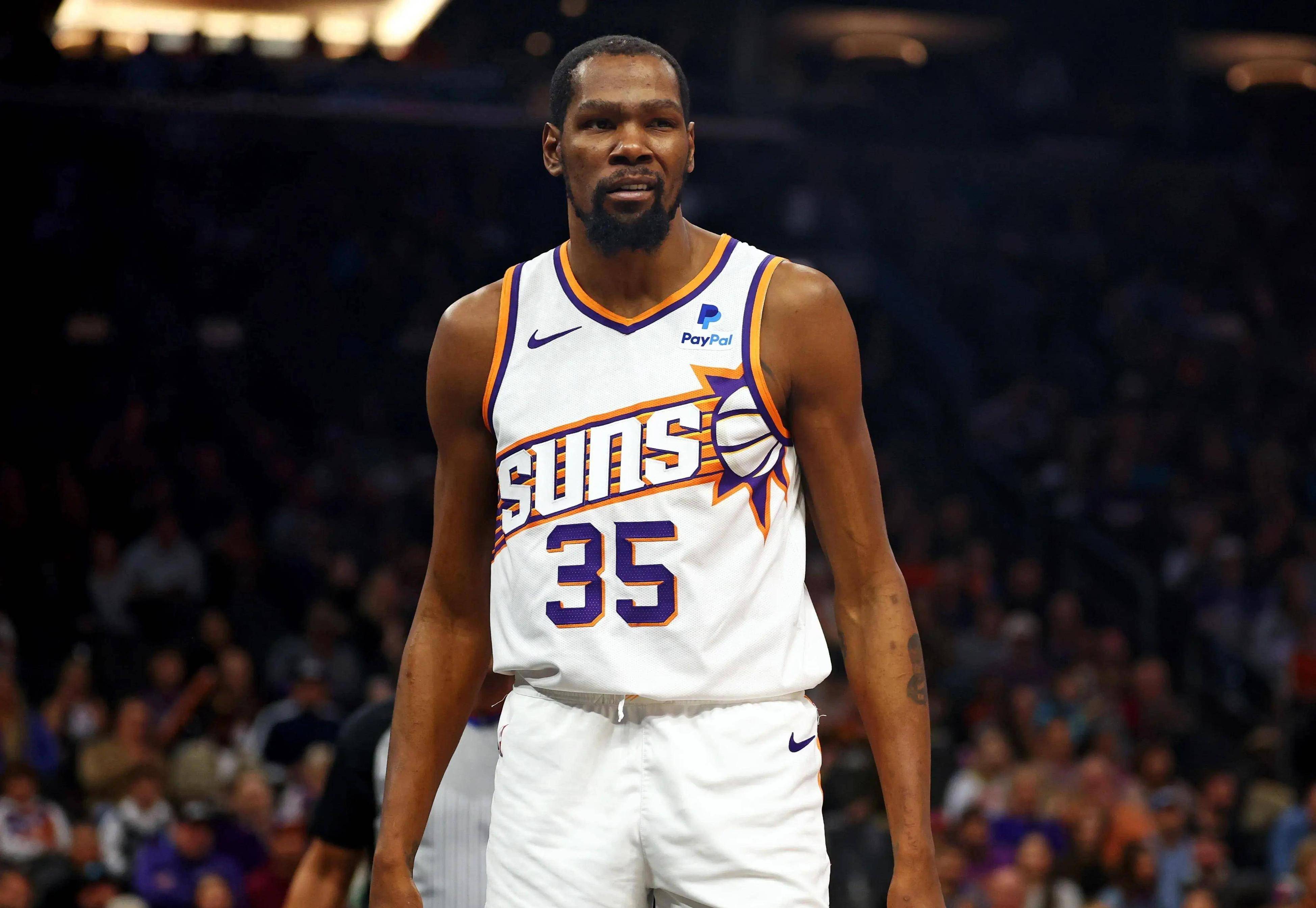 包括一名全 包括一名全